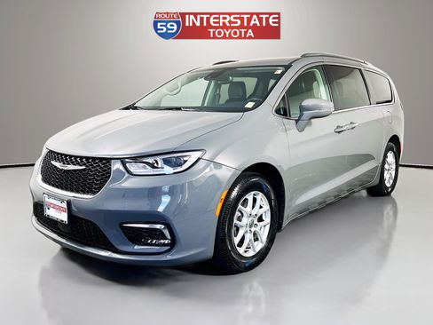 Used 2021 Chrysler Pacifica Touring-L FWD image 3