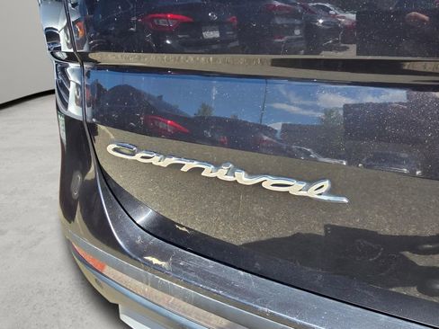 Used 2022 Kia Carnival LX FWD image 18