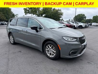 Used 2025 Chrysler Pacifica Select