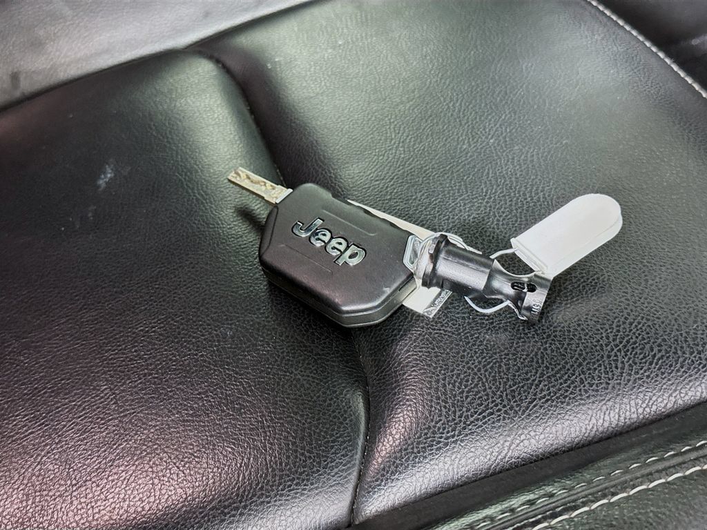 Used 2023 Jeep Wrangler Unlimited Sahara AWD/4WD image 39