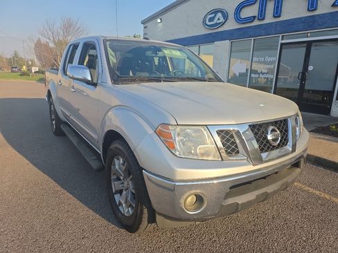 Used 2019 Nissan Frontier SL image 2