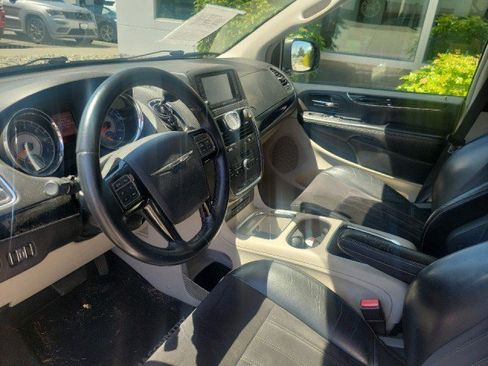 Used 2015 Chrysler Town & Country Limited FWD image 5