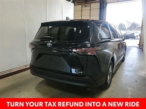 Used 2025 Toyota Sienna LE image 18