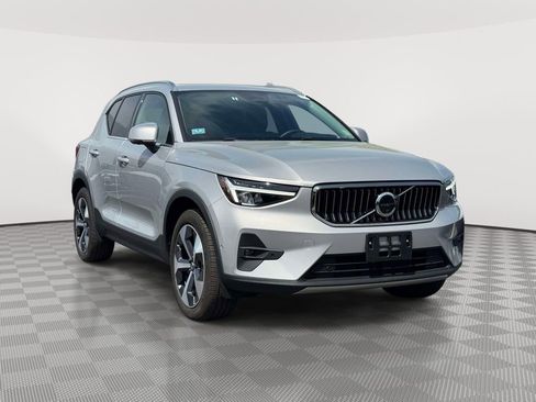 Certified 2025 Volvo XC40 B5 Plus AWD/4WD image 2