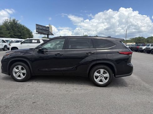 Used 2021 Toyota Highlander L FWD image 4