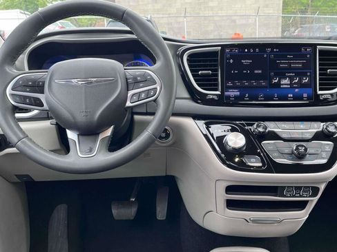 Used 2024 Chrysler Pacifica Touring-L FWD image 2