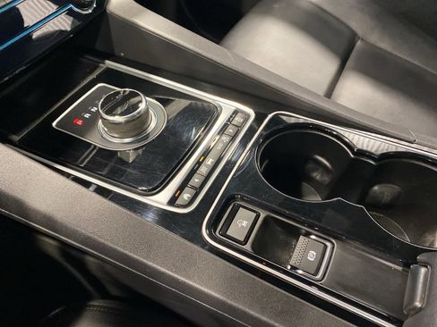 Used 2017 Jaguar F-PACE Premium image 23