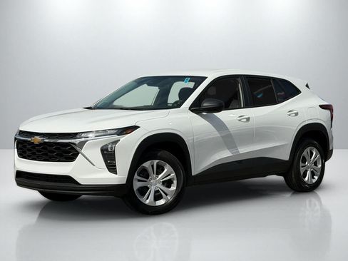 Used 2026 Chevrolet Trax LS FWD image 1