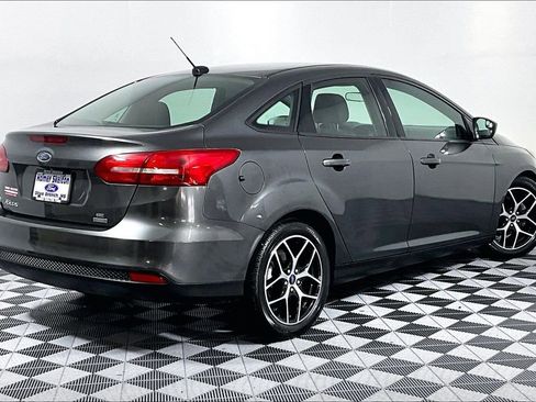 Used 2018 Ford Focus SE w/ SE Appearance Package FWD image 12