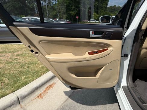 Used 2012 Hyundai Genesis 3.8 w/ Premium Pkg RWD image 27