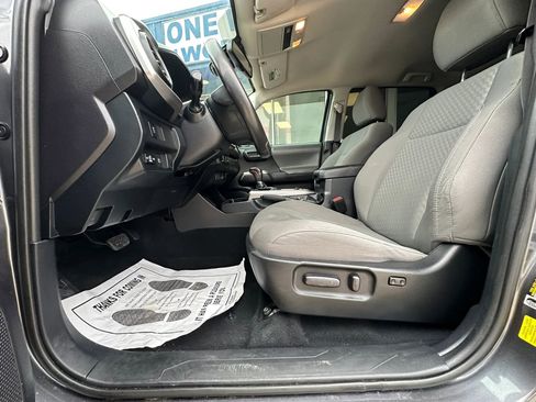 Used 2020 Toyota Tacoma SR5 RWD image 10