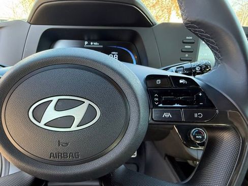 Used 2025 Hyundai Elantra Sport image 37