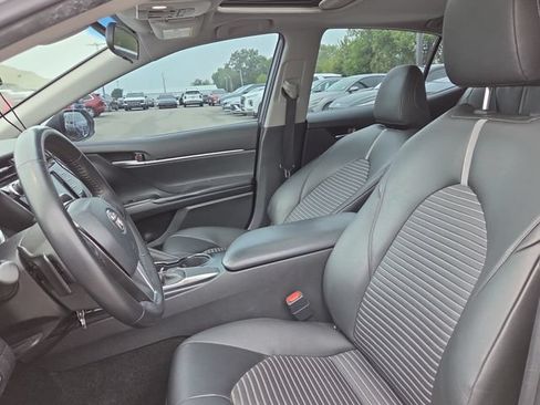 Used 2018 Toyota Camry SE w/ Moonroof Package FWD image 19