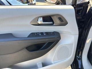 Used 2024 Chrysler Pacifica Touring-L FWD image 10