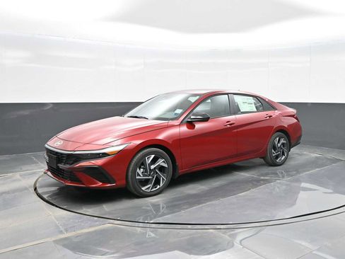 Used 2025 Hyundai Elantra SEL FWD image 4