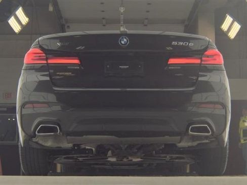 Used 2023 BMW 530e xDrive w/ Premium Package image 11