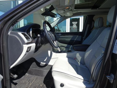 Used 2019 Jeep Grand Cherokee Summit AWD/4WD image 8