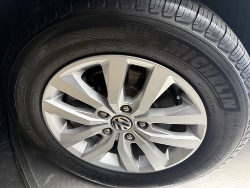 Used 2012 Volkswagen Routan SE image 27