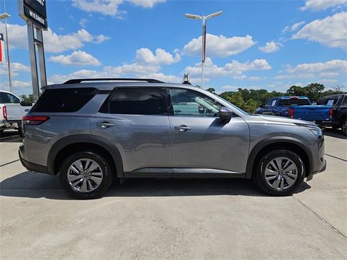 Used 2025 Nissan Pathfinder SV image 8