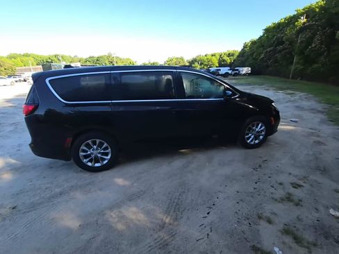 Used 2026 Chrysler Pacifica Limited FWD image 3