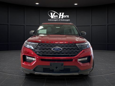 Used 2021 Ford Explorer XLT w/ Equipment Group 202A AWD/4WD image 2