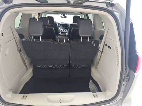Used 2020 Chrysler Pacifica Limited image 8