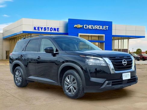 Used 2025 Nissan Pathfinder SV FWD image 1