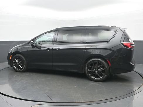Used 2023 Chrysler Pacifica Limited w/ S Appearance Package FWD image 3