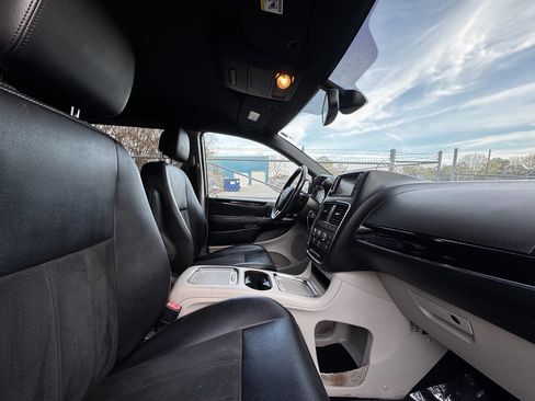 Used 2019 Dodge Grand Caravan SXT image 14