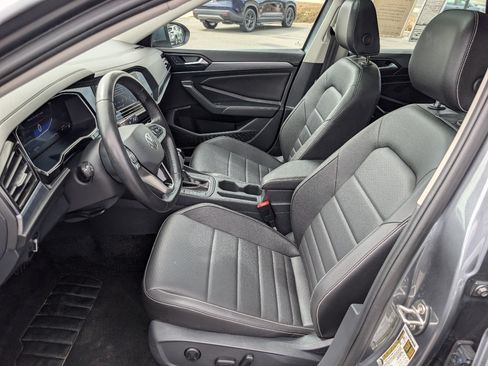 Used 2024 Volkswagen Jetta SE FWD image 2
