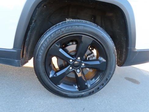 Used 2023 Jeep Grand Cherokee L Laredo image 40