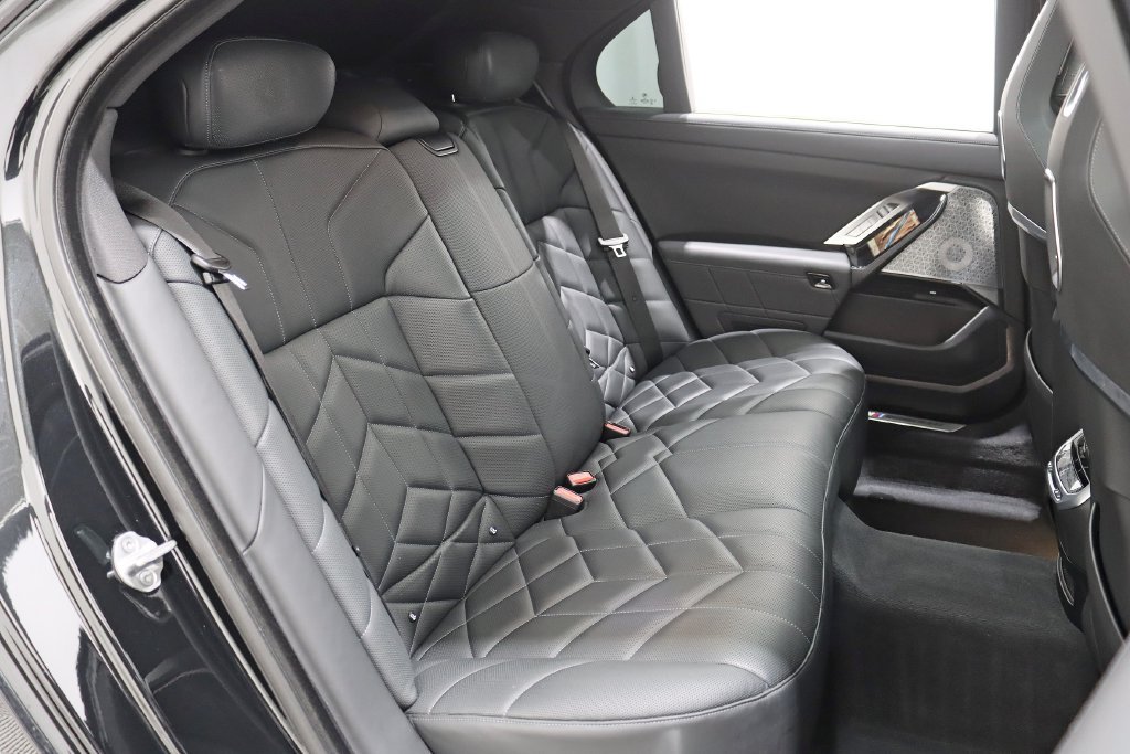 Used 2023 BMW 760i xDrive AWD/4WD image 31