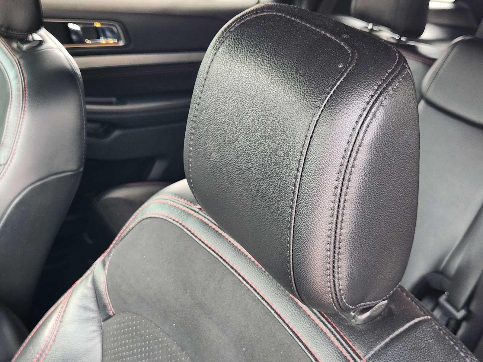Used 2018 Ford Explorer XLT w/ Equipment Group 202A FWD image 14