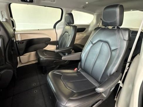 Used 2024 Chrysler Pacifica Touring-L FWD image 22