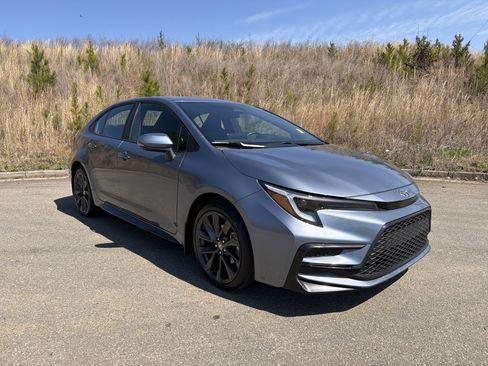 Used 2025 Toyota Corolla SE w/ Convenience Package image 3