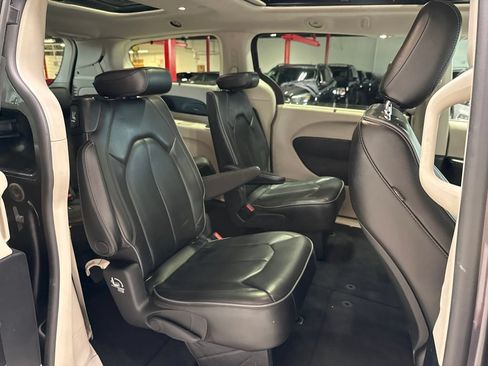 Used 2020 Chrysler Pacifica Limited FWD image 39