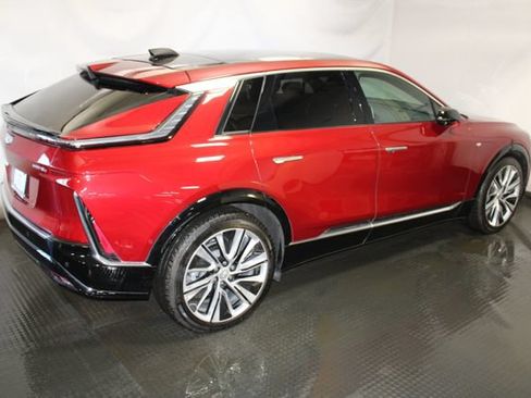 Certified 2025 Cadillac Lyriq Luxury w/ LPO, Floor Liner Package AWD/4WD image 5