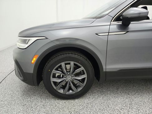 Used 2022 Volkswagen Tiguan SE FWD image 17