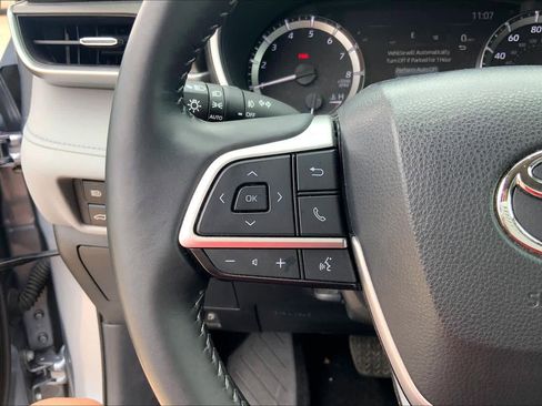 Used 2024 Toyota Highlander XLE AWD/4WD image 23