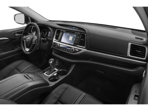 Used 2019 Toyota Highlander SE FWD image 16