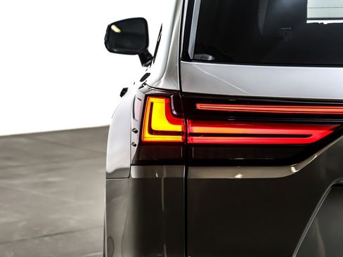 Used 2022 Lexus LX 600 4WD w/ Luxury Package image 16