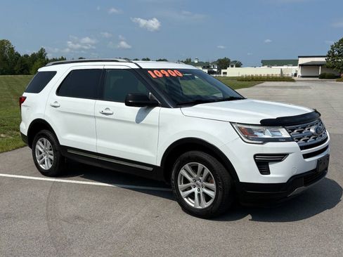 Used 2018 Ford Explorer XLT AWD/4WD image 3