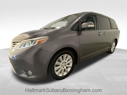 Used 2015 Toyota Sienna L image 5