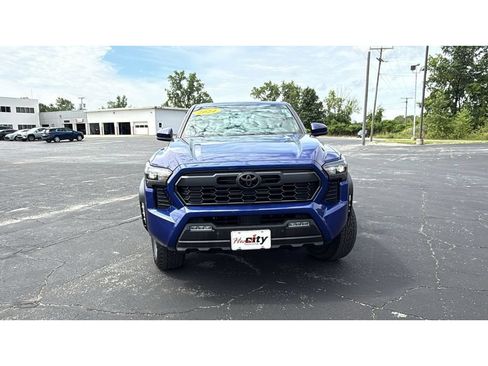 Used 2024 Toyota Tacoma TRD Off-Road w/ TRD Off Road Upgrade Package AWD/4WD image 2