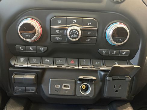 Used 2022 GMC Sierra 2500 AT4 w/ AT4 Premium Plus Package AWD/4WD image 26
