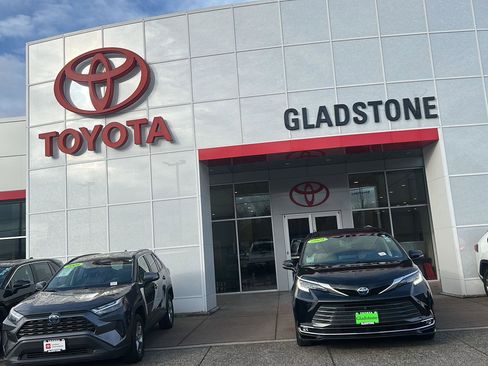 Used 2024 Toyota Sienna Limited AWD/4WD image 2
