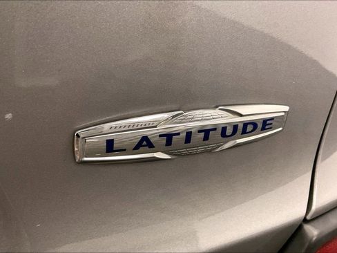 Used 2020 Jeep Cherokee Latitude w/ Cold Weather Group image 6