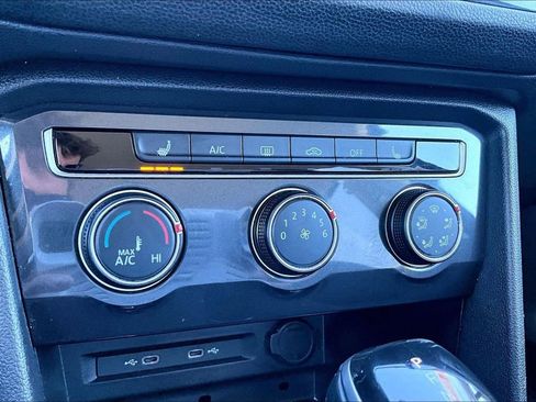 Used 2024 Volkswagen Tiguan SE image 32