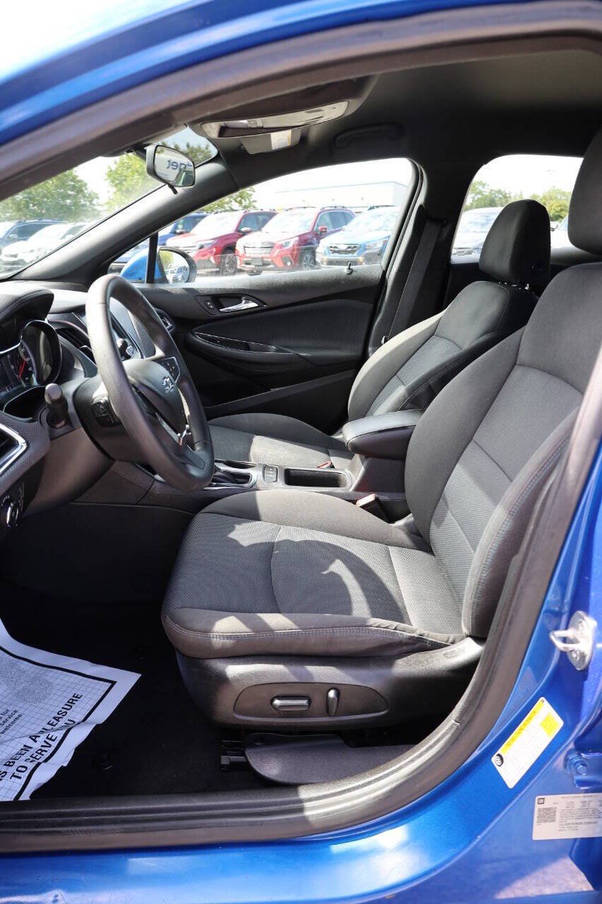 Used 2019 Chevrolet Cruze LT w/ Convenience Package FWD image 13