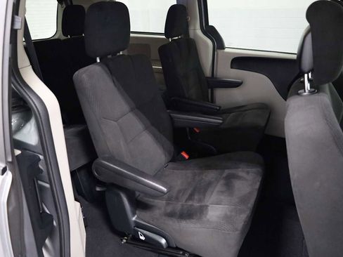 Used 2016 Dodge Grand Caravan SXT image 32